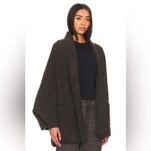 NWT Barefoot Dreams Cozychic Blanket Wrap Carbon